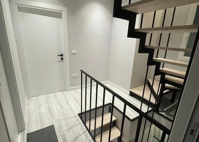 Willa Duka 62 Embassy Block